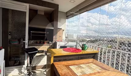 Apartamento andar alto, vista panorâmica da região, ampla varanda gourmet com churrasqueira