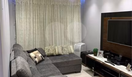 Apartamento à Venda - 2 Dormitórios, Quintal e Garagem!