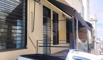Prédio Comercial de Esquina: Visibilidade, Funcionalidade e Oportunidade Única para Negócios!