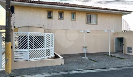 Sobrado em condomínio fechado no bairro do Mandaqui com 3 dormitórios sendo 1 suíte.