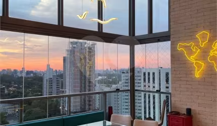 Apartamento em prédio novo com 2 suítes, sala com pé direito duplo e  vista para Parque Ibirapuera