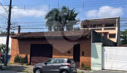 Sobrado venda GUARUJÁ com 300m2, 3 quartos, 3 suítes, 2 salas, cozinha, lavabo, varanda, quintal gourmet e pelo menos 7 vagas de garagem