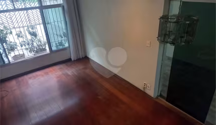 Sobrado no Condomínio Residencial Santa Terezinha com 3 quartos 1 suíte  2 vagas e amplo quintal !!
