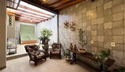 Casa à Venda |  225 m² | 3 dormitórios (1 suíte) | 4 vagas na Vila São João!