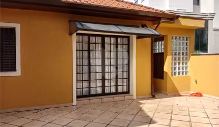 Casa reformada e mobiliada à venda com 2 dormitórios e churrasqueira.