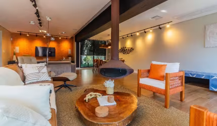 CASA À VENDA EM ALTO DE PINHEIROS REFORMADA COM 4 SUÍTES.