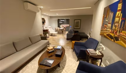 Apartamento a venda em Moema.