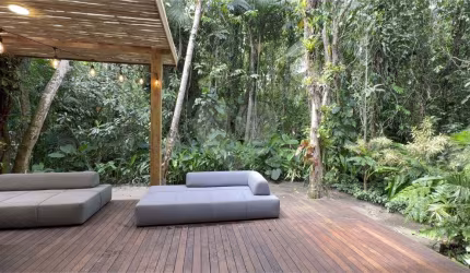 Casa Reformada à Venda na Praia da Baleia – 4 Suítes, Porteira Fechada e Lazer