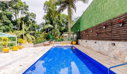 Casa com ampla com 2 pavimentos em condomínio fechado em Mairiporã.