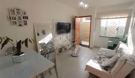 O imóvel tem 2 suítes com armários embutidos, um deles com sacadinha e box blindex  (TUCURUVI)