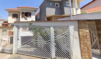 Cômodos amplos, com 3 dormitórios, sendo uma suíte, sala e cozinha ampla, 5 vagas de garagem. TUCURUVI