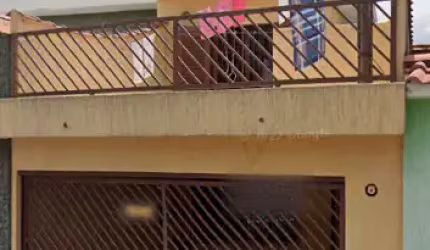 Ótimo sobrado com entrada lateral, sendo 02 dormitórios ( 01 com terraço) armários embutidos, 02 banheiros, sala, cozinha planejada, área de serviço, quintal na lateral e 02 vagas