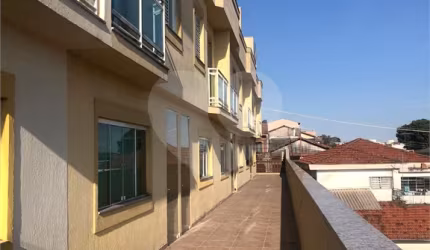Sobrado em condomínio fechado com 120 m2, 3 dormitórios sendo 3 suítes, todas com armários ,cozinha planejada, área gourmet