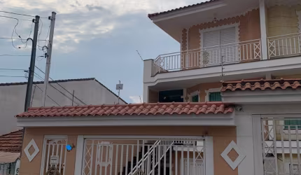 Vende-se maravilhoso sobrado com 3 suítes e 4 vagas, 228 m