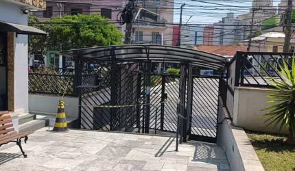 Ótimo apartamento com 3 quartos, uma suíte, 3 banheiros, 2 vagas de garagem.