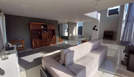 Casa de Condomínio a venda na Granja Viana