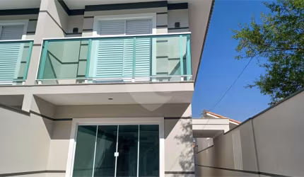Sobrado à venda no Gopouva, com 120 m², 3 suítes e 2 vagas