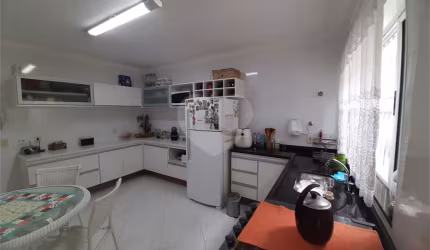 Sobrado com 112m2, 3 quartos, sendo 2 suítes, sala, cozinha, 3 banheiros e 2 vagas de garagem