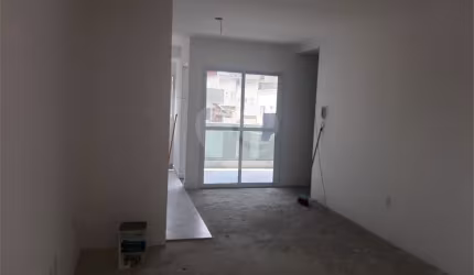 Apartamento com 2 quartos, sendo 1 suíte, sala, cozinha, banheiro, área de serviço e 1 vaga de garagem.