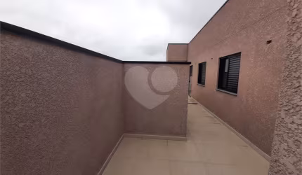 Apartamento COBERTURA com 66m2, 3 quartos, quintal e 1 vaga de garagem.