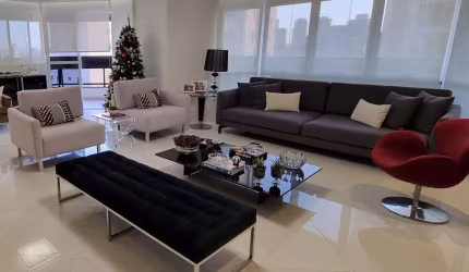 Apartamento amplo e totalmente reformado no Jardim São Paulo, um por andar.