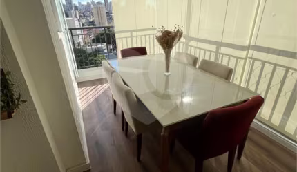 Apartamento com dois quartos e armários planejados.