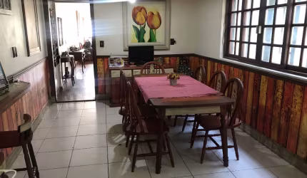 Sobrado localizado em rua sem saída