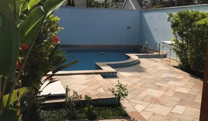 Sobrado em condomínio fechado no Jardim França, 240 metros, 3 suíte e 4 vagas