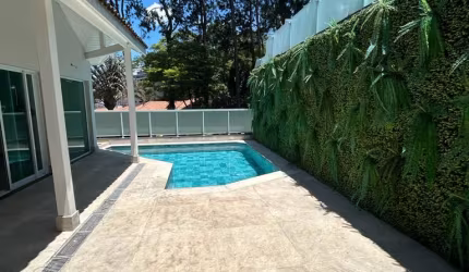 Casa em condomínio fechado de alto padrão, 4 suítes e 4 vagas, piscina e churrasqueira privativa