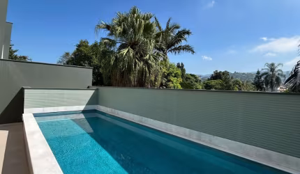 Casa nova em condomínio fechado, 4 suítes, 4 vagas e piscina privativa e churrasqueira, terraço.