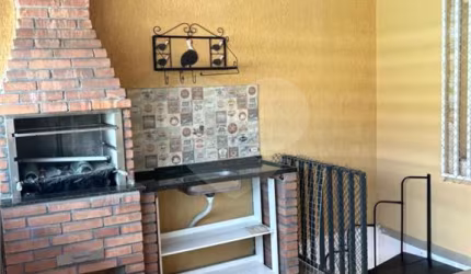 Sobrado com 02 suítes localizado no bairro Santa Terezinha.