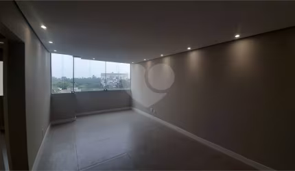 Lindo apartamento  à venda, na Rua Bento Araújo, Condomínio Moradas da Cantareira, com 3 quartos, sendo 1 suíte, + 1 banheiro, 1 vaga de garagem, sala ampliada com fechamento em vidro,