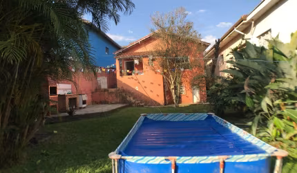 Vende-se: Casa Térrea, 2 quartos, quintal grande, no Horto Florestal!