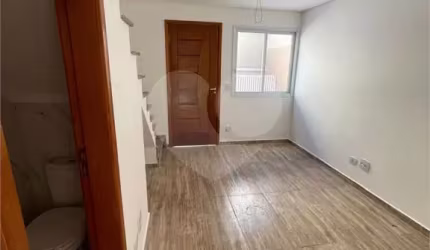 Casa em condomínio à venda com 2 suítes, e uma vaga de garagem grande e coberta, 60 m² na Vila Isolina Mazzei,