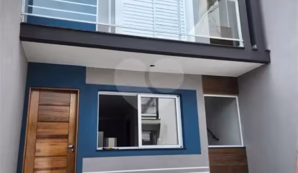 Sobrado novo com 3 suítes amplas, sacada em vidro verde, porcelanato e janelas de alumínio. Qualidade e estilo para sua nova casa!