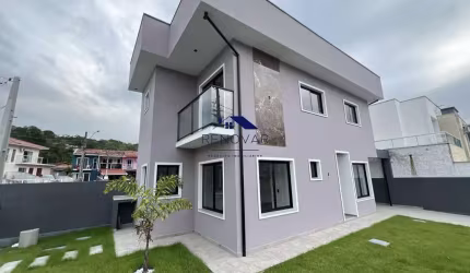 Sobrado com 03 dormitórios sendo 01 suíte 02 vagas amplo quintal em São Jose/SC