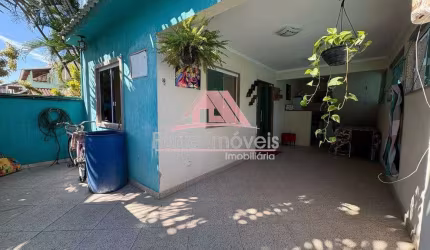 Casa Duplex á venda com 4 Quartos - Santa Cruz/RJ
