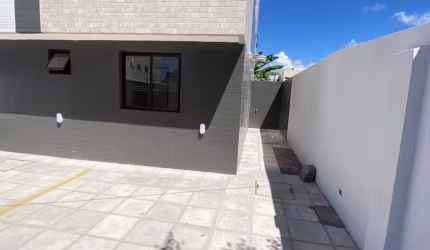 EXCELENTE APARTAMENTO TÉRREO, POSSUINDO UMA ÁREA PRIVATIVA ÓTIMA, RUA CALÇADA