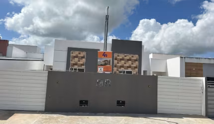 EXCELENTE CASA, COM ÓTIMO ACABAMENTO, RUA CALÇADA.