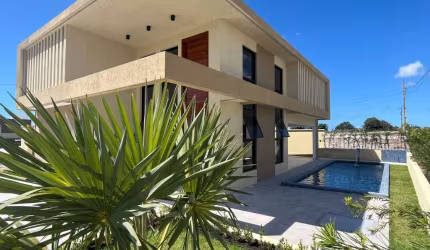 BELÍSSIMA CASA EM CONDOMINIO FECHADO, COM  ÁREA DE LAZER COMPLETA.