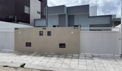 EXCELENTE CASA, COM ACABAMENTO DIFERENCIADO, ÓTIMA LOCALIZAÇÃO.