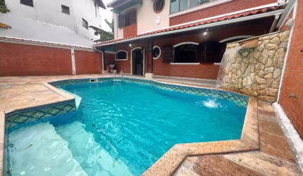 LINDÍSSIMO SOBRADO (edícula) c/ piscina  a 100 metros da praia no BALNEÁRIO FLÓRIDA.
