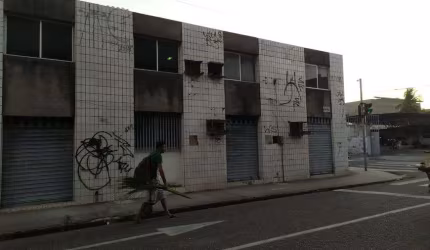 Prédio duplex comercial com 136 m² no Centro de esquina com 8 salas e banheiros