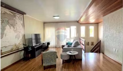 Casa com quatro dormitórios no Baiiro Morada da Colina