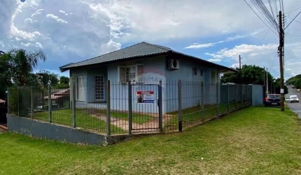 CASA DE ESQUINA, ESPAÇOSA E 3 DORMITORIOS NO BAIRRO SÃO LUIZ GONZAGA