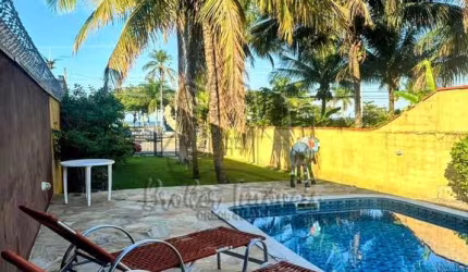 Casa Estilo Colonial Frente ao Mar na Praia das Palmeiras