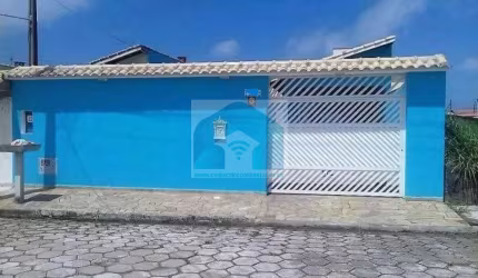 Casa em Peruibe, com 2 dormitórios, piscina