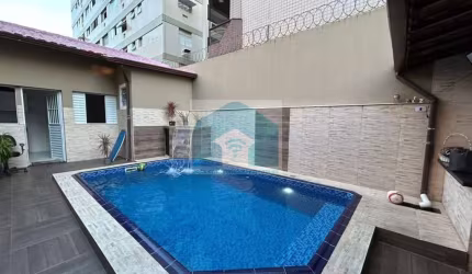 Casa no Bairro Guilhermina, com 3 dormitórios, 1 suíte