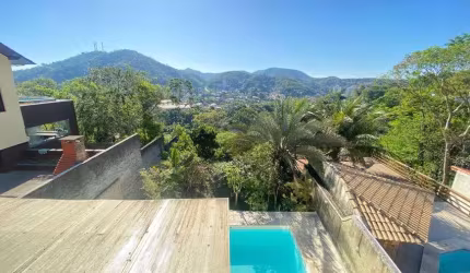 Casa de condomínio sobrado para venda tem 300 metros quadrados com 4 quartos em Badu - Niterói - RJ