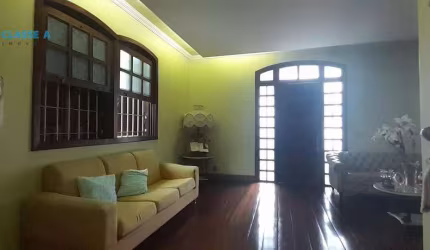 Classe A Imóveis apresenta: Casa ampla e elegante em frente à PUC